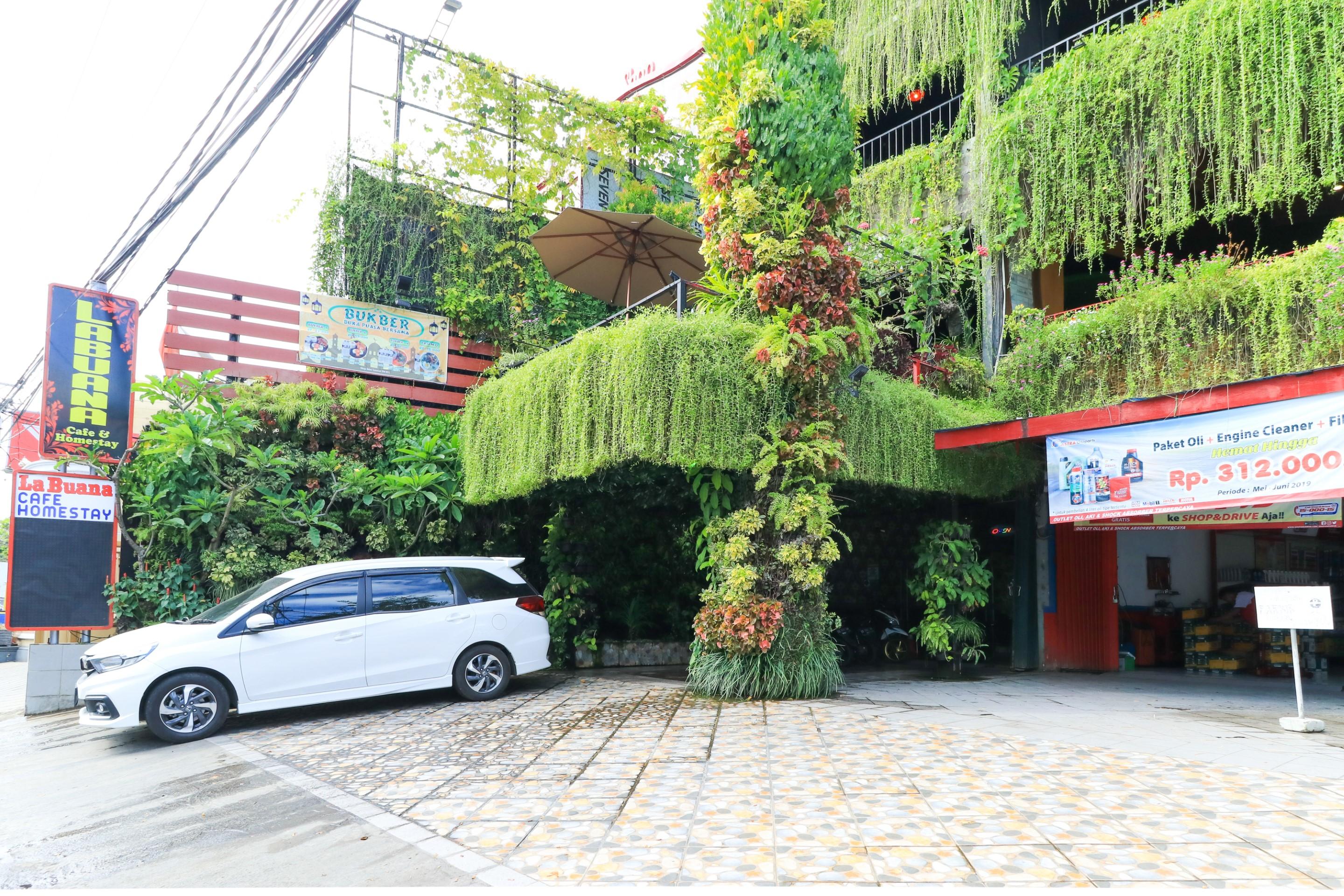 Labuana Homestay & Cafe Garden Makassar Eksteriør billede